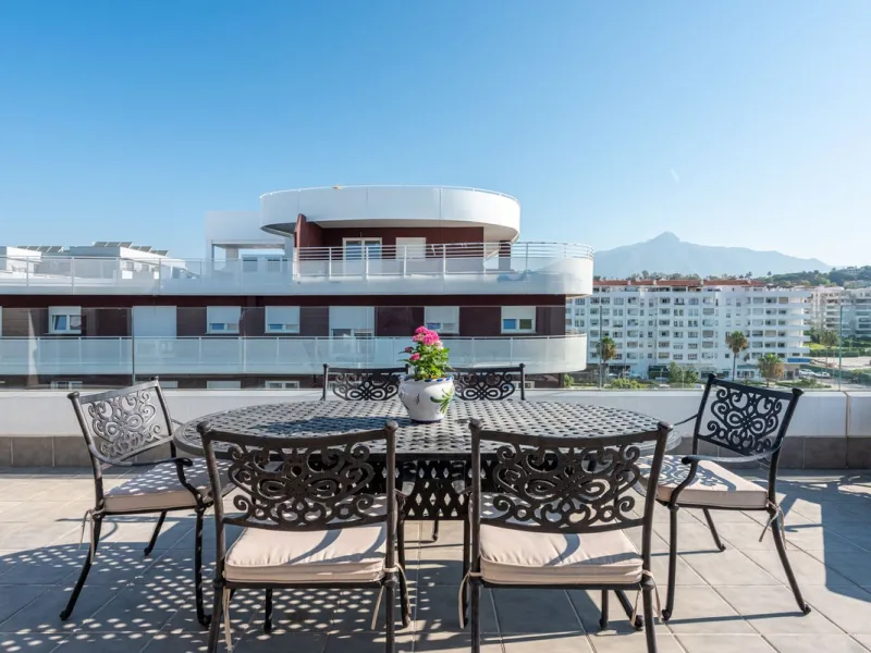 We are pleased to present this bright and modern penthouse in the best location in Nueva Andalucía! Enjoy modern living within proximity to all the amenities you need; grocery stores, bars, restaurants, schools, health center, golf courses, gym, and much 