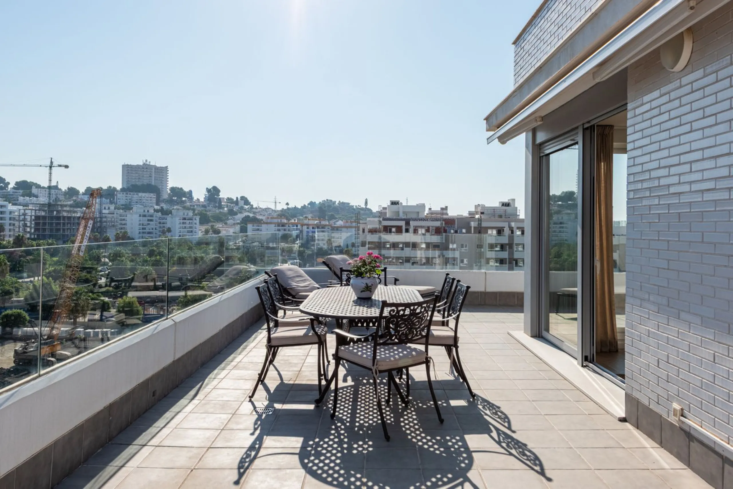 We are pleased to present this bright and modern penthouse in the best location in Nueva Andalucía! Enjoy modern living within proximity to all the amenities you need; grocery stores, bars, restaurants, schools, health center, golf courses, gym, and much 