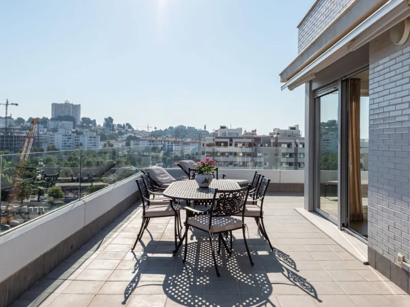 We are pleased to present this bright and modern penthouse in the best location in Nueva Andalucía! Enjoy modern living within proximity to all the amenities you need; grocery stores, bars, restaurants, schools, health center, golf courses, gym, and much 