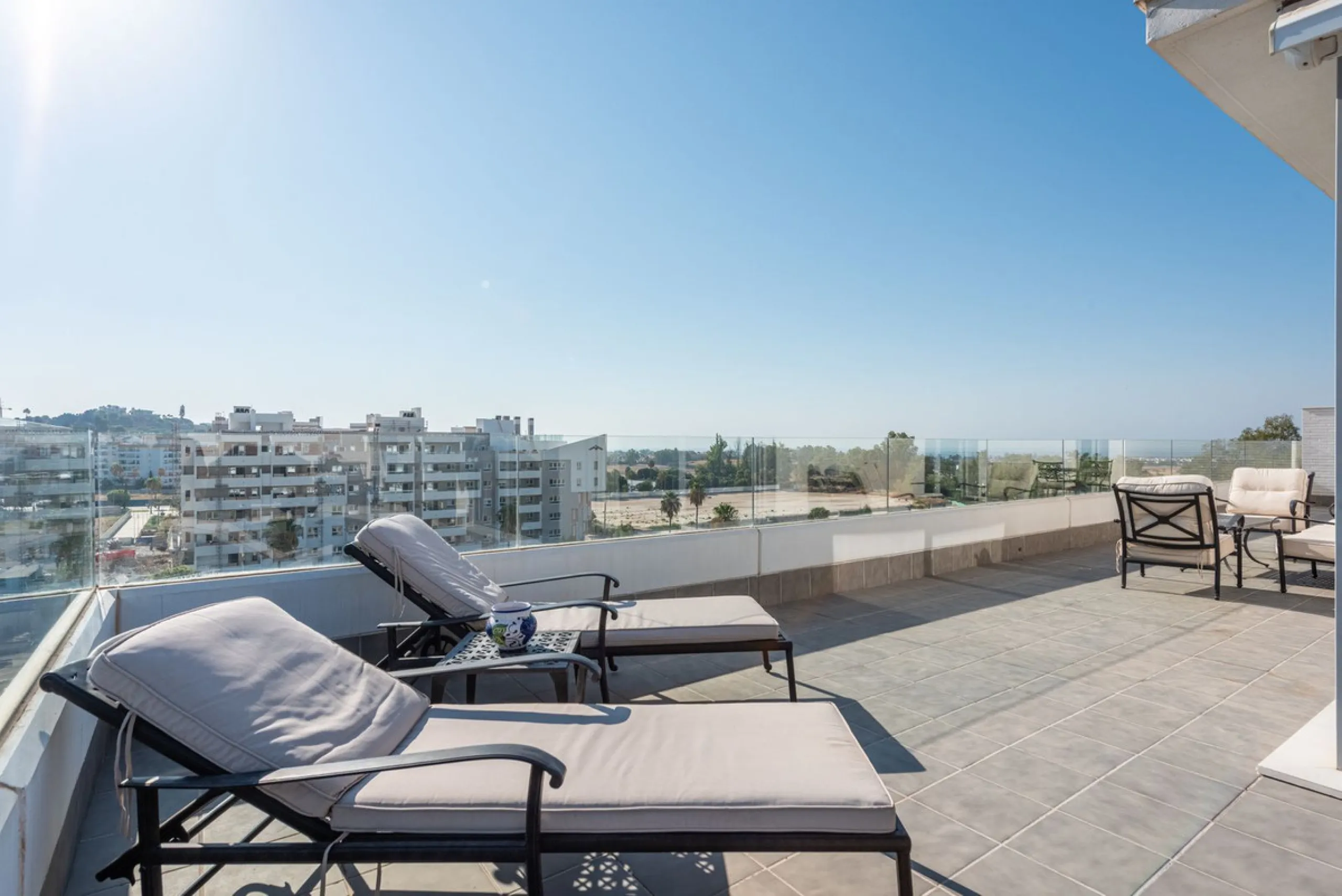 We are pleased to present this bright and modern penthouse in the best location in Nueva Andalucía! Enjoy modern living within proximity to all the amenities you need; grocery stores, bars, restaurants, schools, health center, golf courses, gym, and much 