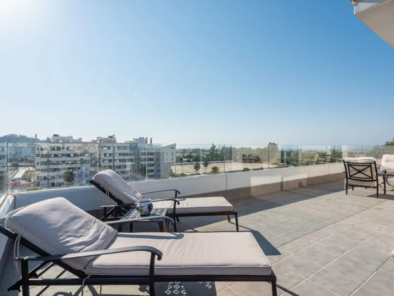 We are pleased to present this bright and modern penthouse in the best location in Nueva Andalucía! Enjoy modern living within proximity to all the amenities you need; grocery stores, bars, restaurants, schools, health center, golf courses, gym, and much 