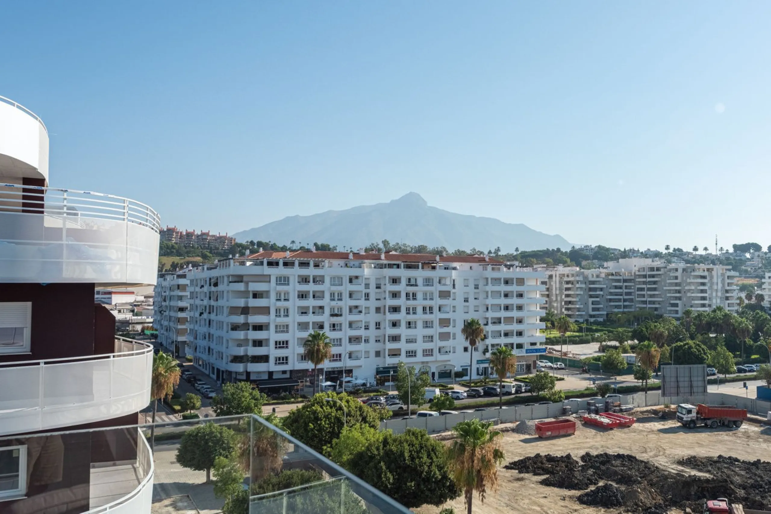 We are pleased to present this bright and modern penthouse in the best location in Nueva Andalucía! Enjoy modern living within proximity to all the amenities you need; grocery stores, bars, restaurants, schools, health center, golf courses, gym, and much 