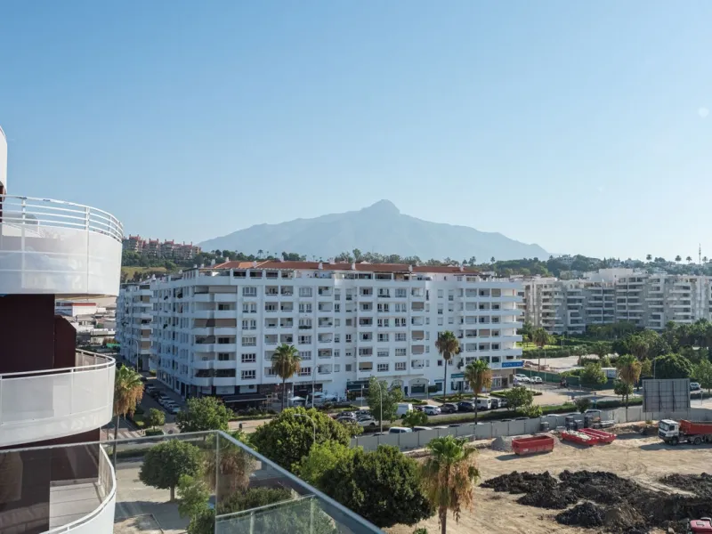 We are pleased to present this bright and modern penthouse in the best location in Nueva Andalucía! Enjoy modern living within proximity to all the amenities you need; grocery stores, bars, restaurants, schools, health center, golf courses, gym, and much 