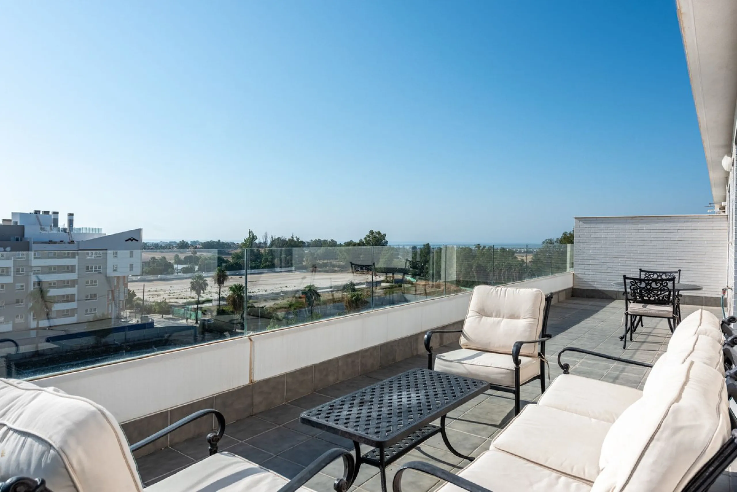 We are pleased to present this bright and modern penthouse in the best location in Nueva Andalucía! Enjoy modern living within proximity to all the amenities you need; grocery stores, bars, restaurants, schools, health center, golf courses, gym, and much 