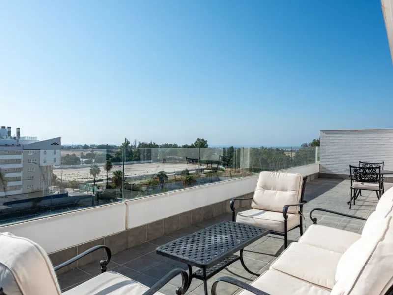 We are pleased to present this bright and modern penthouse in the best location in Nueva Andalucía! Enjoy modern living within proximity to all the amenities you need; grocery stores, bars, restaurants, schools, health center, golf courses, gym, and much 
