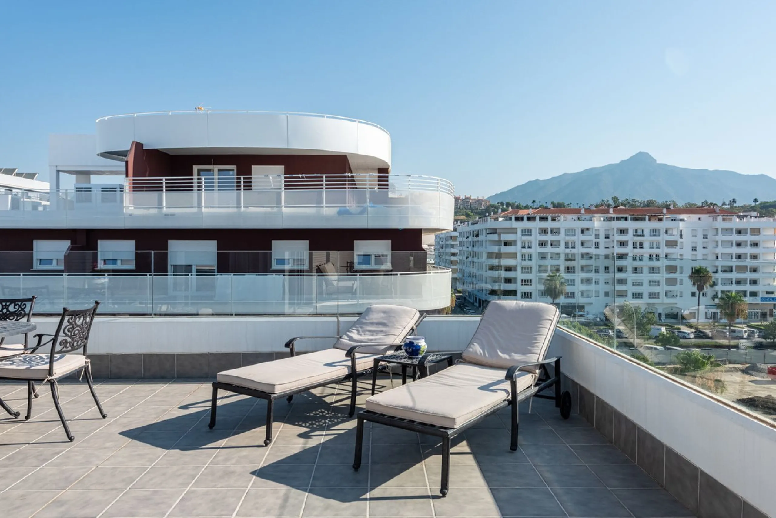 We are pleased to present this bright and modern penthouse in the best location in Nueva Andalucía! Enjoy modern living within proximity to all the amenities you need; grocery stores, bars, restaurants, schools, health center, golf courses, gym, and much 