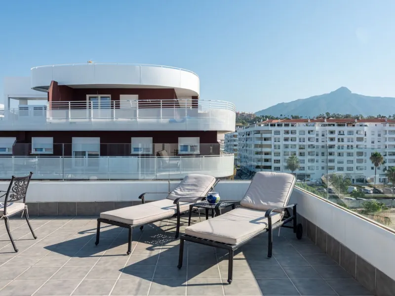 We are pleased to present this bright and modern penthouse in the best location in Nueva Andalucía! Enjoy modern living within proximity to all the amenities you need; grocery stores, bars, restaurants, schools, health center, golf courses, gym, and much 