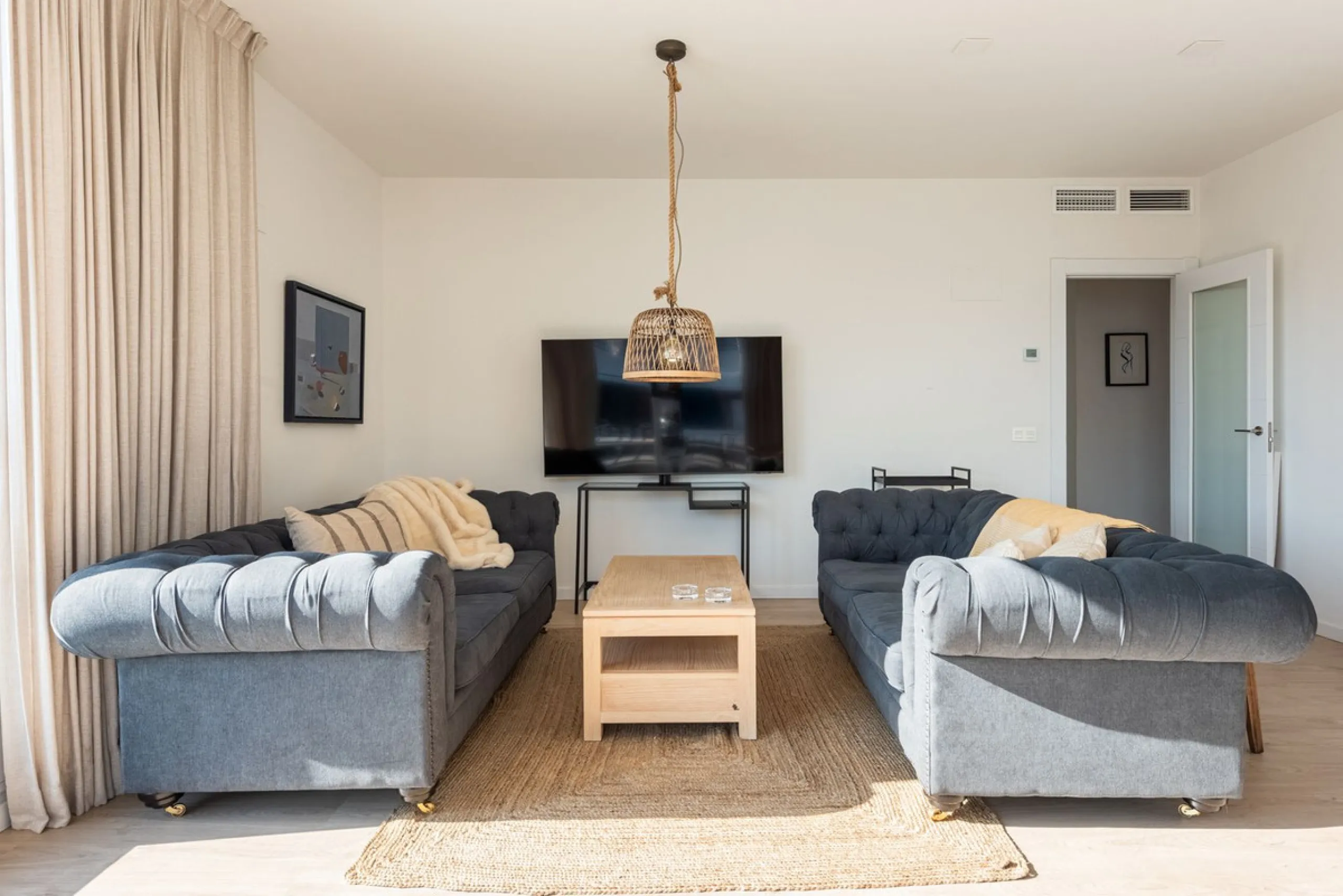 We are pleased to present this bright and modern penthouse in the best location in Nueva Andalucía! Enjoy modern living within proximity to all the amenities you need; grocery stores, bars, restaurants, schools, health center, golf courses, gym, and much 