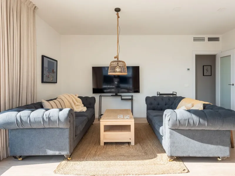 We are pleased to present this bright and modern penthouse in the best location in Nueva Andalucía! Enjoy modern living within proximity to all the amenities you need; grocery stores, bars, restaurants, schools, health center, golf courses, gym, and much 