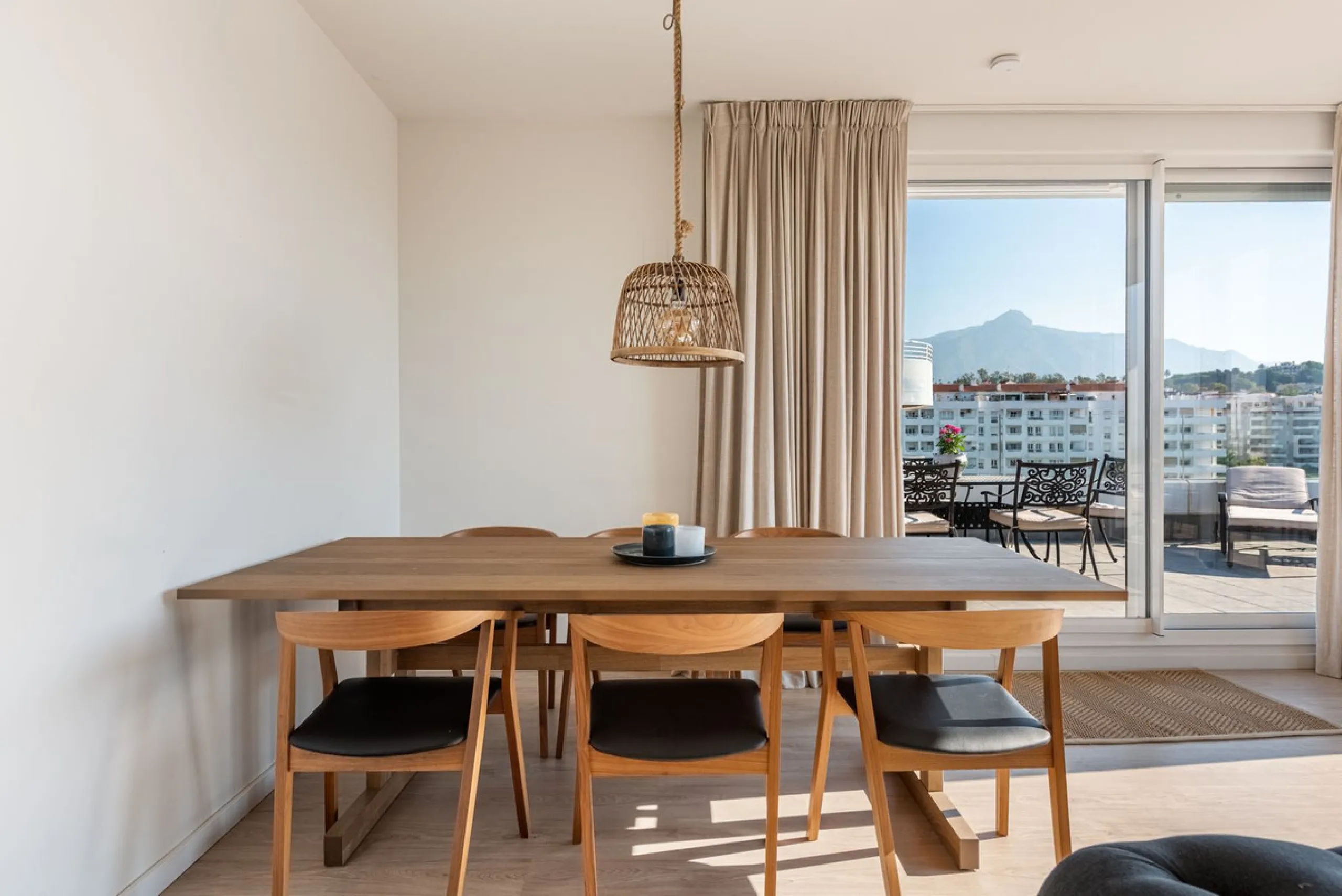 We are pleased to present this bright and modern penthouse in the best location in Nueva Andalucía! Enjoy modern living within proximity to all the amenities you need; grocery stores, bars, restaurants, schools, health center, golf courses, gym, and much 