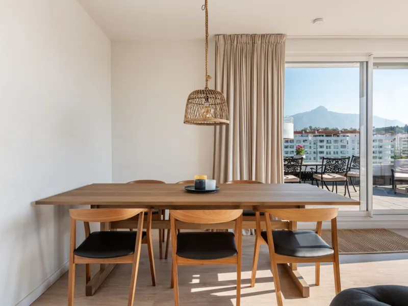 We are pleased to present this bright and modern penthouse in the best location in Nueva Andalucía! Enjoy modern living within proximity to all the amenities you need; grocery stores, bars, restaurants, schools, health center, golf courses, gym, and much 