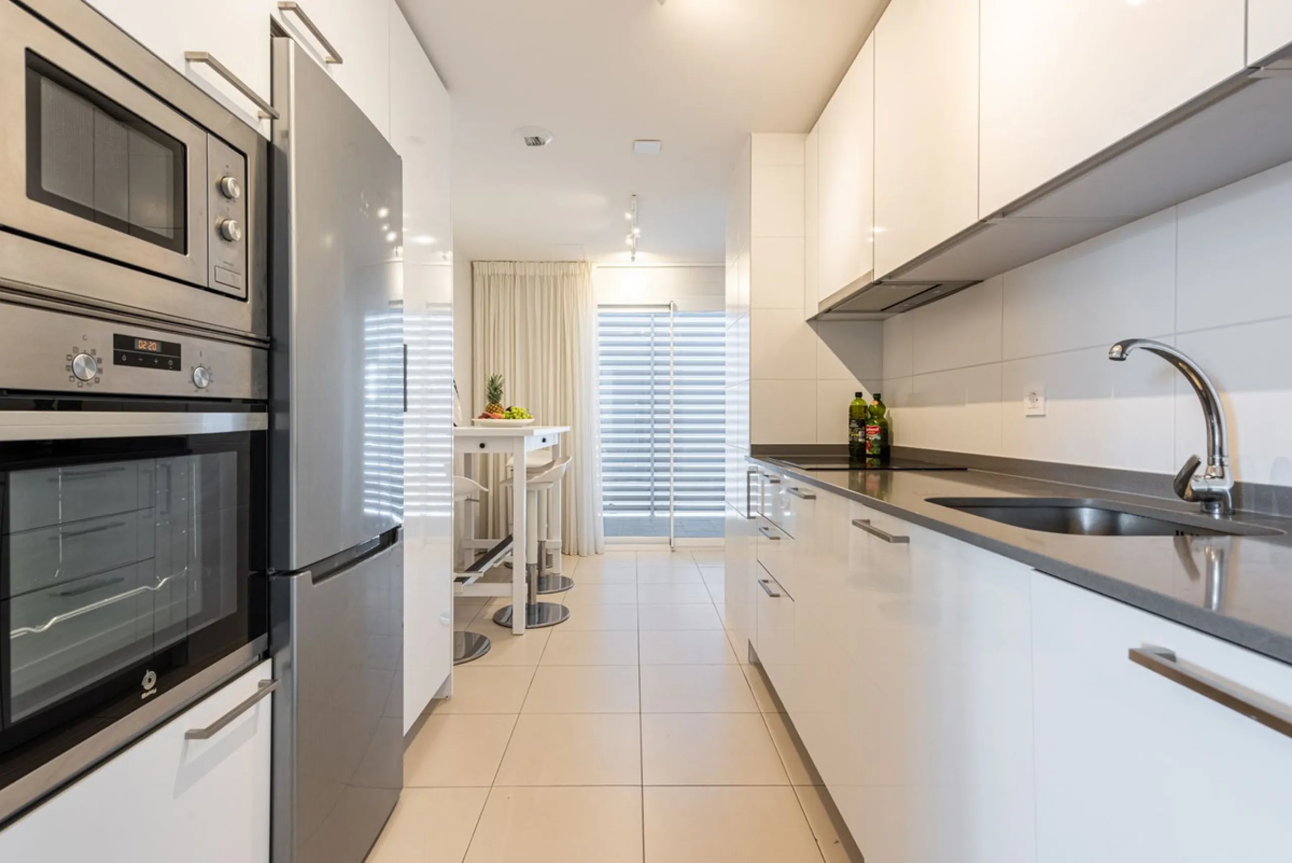 We are pleased to present this bright and modern penthouse in the best location in Nueva Andalucía! Enjoy modern living within proximity to all the amenities you need; grocery stores, bars, restaurants, schools, health center, golf courses, gym, and much 