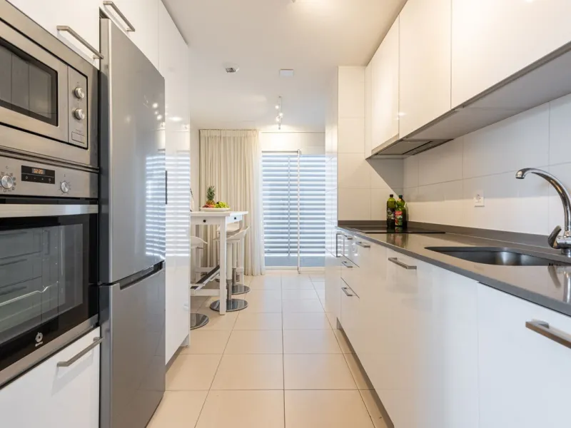 We are pleased to present this bright and modern penthouse in the best location in Nueva Andalucía! Enjoy modern living within proximity to all the amenities you need; grocery stores, bars, restaurants, schools, health center, golf courses, gym, and much 