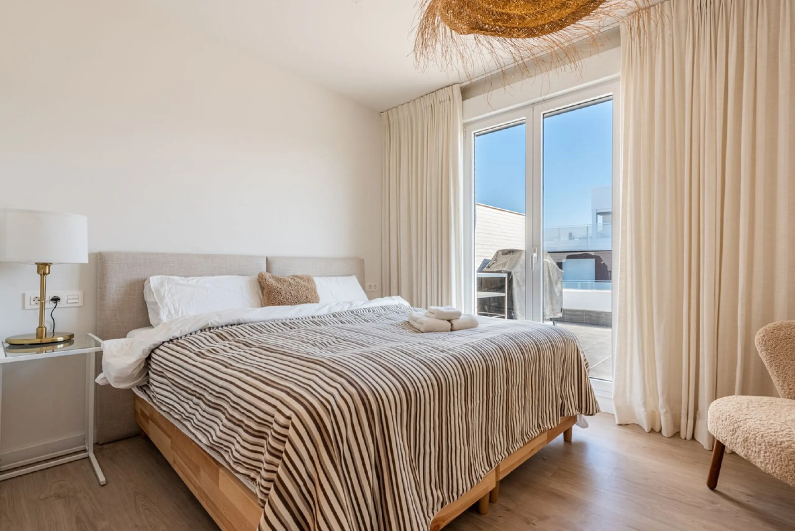 We are pleased to present this bright and modern penthouse in the best location in Nueva Andalucía! Enjoy modern living within proximity to all the amenities you need; grocery stores, bars, restaurants, schools, health center, golf courses, gym, and much 