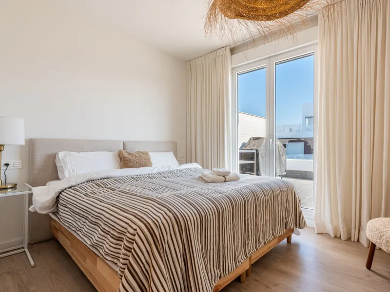 We are pleased to present this bright and modern penthouse in the best location in Nueva Andalucía! Enjoy modern living within proximity to all the amenities you need; grocery stores, bars, restaurants, schools, health center, golf courses, gym, and much 