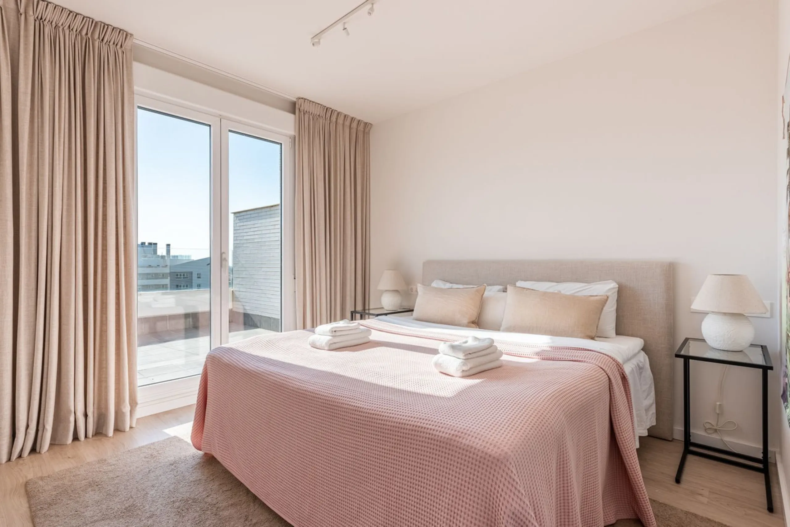 We are pleased to present this bright and modern penthouse in the best location in Nueva Andalucía! Enjoy modern living within proximity to all the amenities you need; grocery stores, bars, restaurants, schools, health center, golf courses, gym, and much 