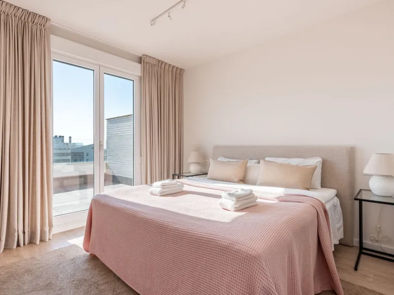 We are pleased to present this bright and modern penthouse in the best location in Nueva Andalucía! Enjoy modern living within proximity to all the amenities you need; grocery stores, bars, restaurants, schools, health center, golf courses, gym, and much 