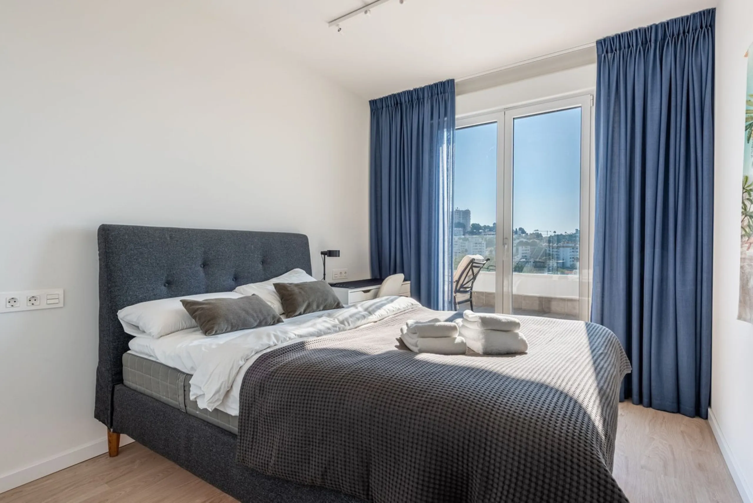 We are pleased to present this bright and modern penthouse in the best location in Nueva Andalucía! Enjoy modern living within proximity to all the amenities you need; grocery stores, bars, restaurants, schools, health center, golf courses, gym, and much 