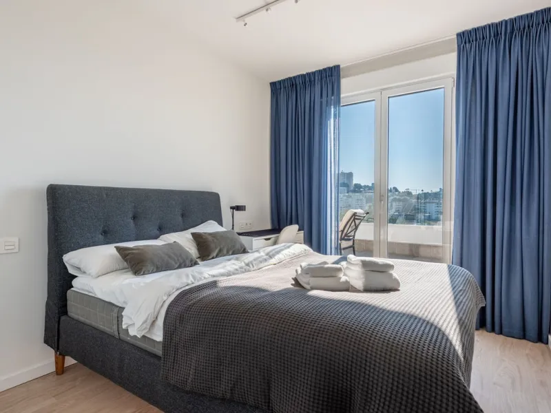 We are pleased to present this bright and modern penthouse in the best location in Nueva Andalucía! Enjoy modern living within proximity to all the amenities you need; grocery stores, bars, restaurants, schools, health center, golf courses, gym, and much 
