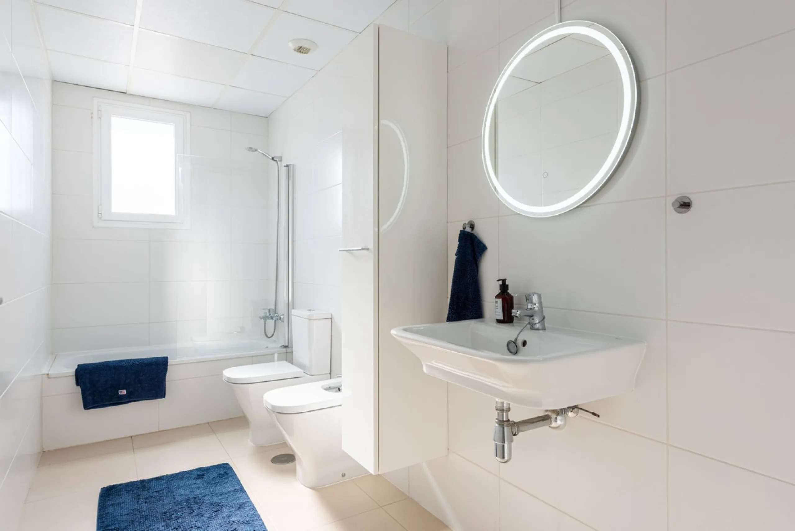 We are pleased to present this bright and modern penthouse in the best location in Nueva Andalucía! Enjoy modern living within proximity to all the amenities you need; grocery stores, bars, restaurants, schools, health center, golf courses, gym, and much 