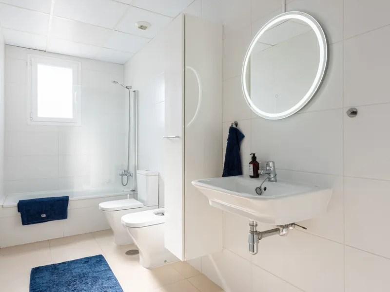 We are pleased to present this bright and modern penthouse in the best location in Nueva Andalucía! Enjoy modern living within proximity to all the amenities you need; grocery stores, bars, restaurants, schools, health center, golf courses, gym, and much 