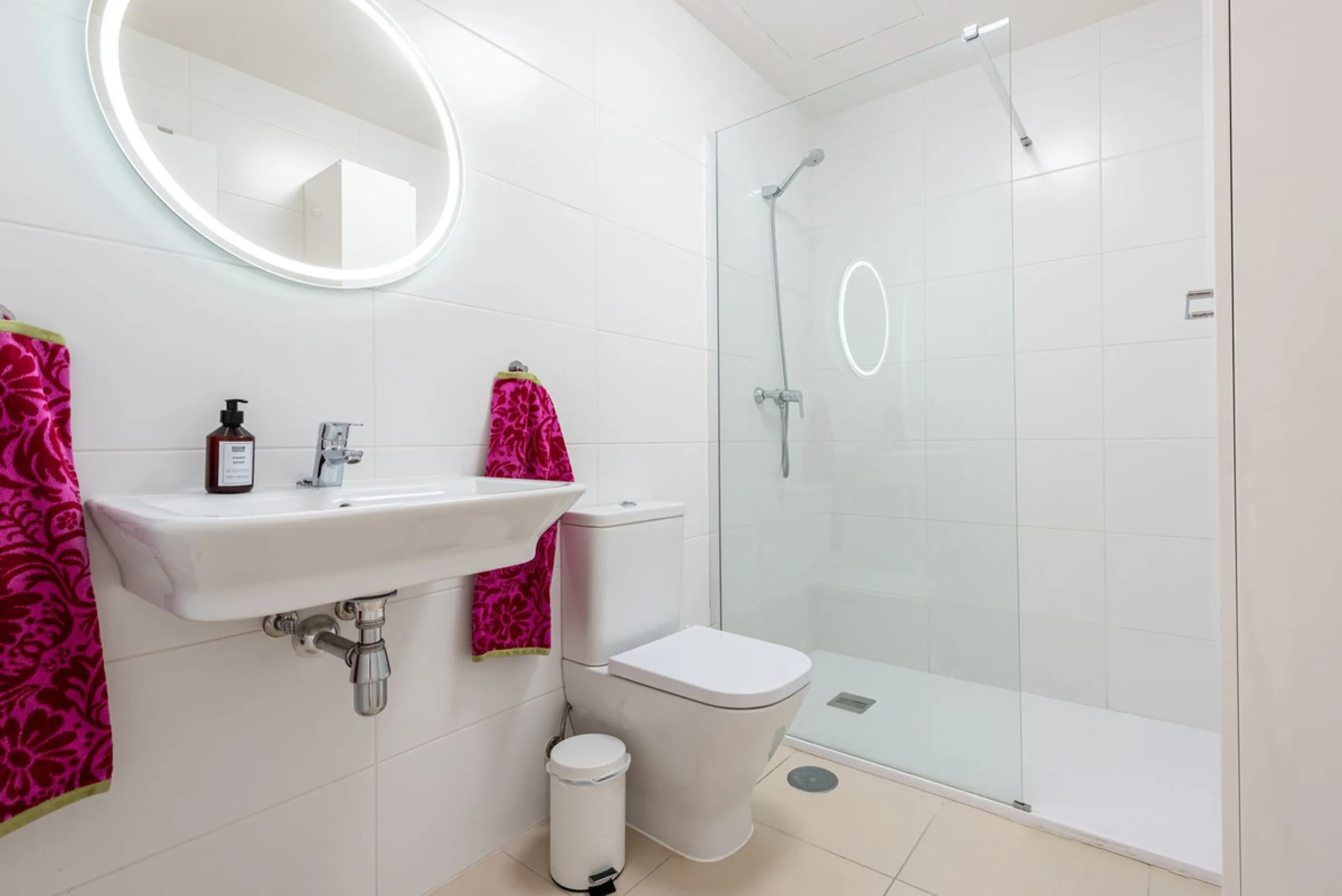 We are pleased to present this bright and modern penthouse in the best location in Nueva Andalucía! Enjoy modern living within proximity to all the amenities you need; grocery stores, bars, restaurants, schools, health center, golf courses, gym, and much 