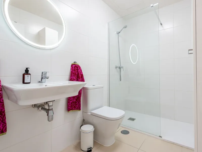 We are pleased to present this bright and modern penthouse in the best location in Nueva Andalucía! Enjoy modern living within proximity to all the amenities you need; grocery stores, bars, restaurants, schools, health center, golf courses, gym, and much 