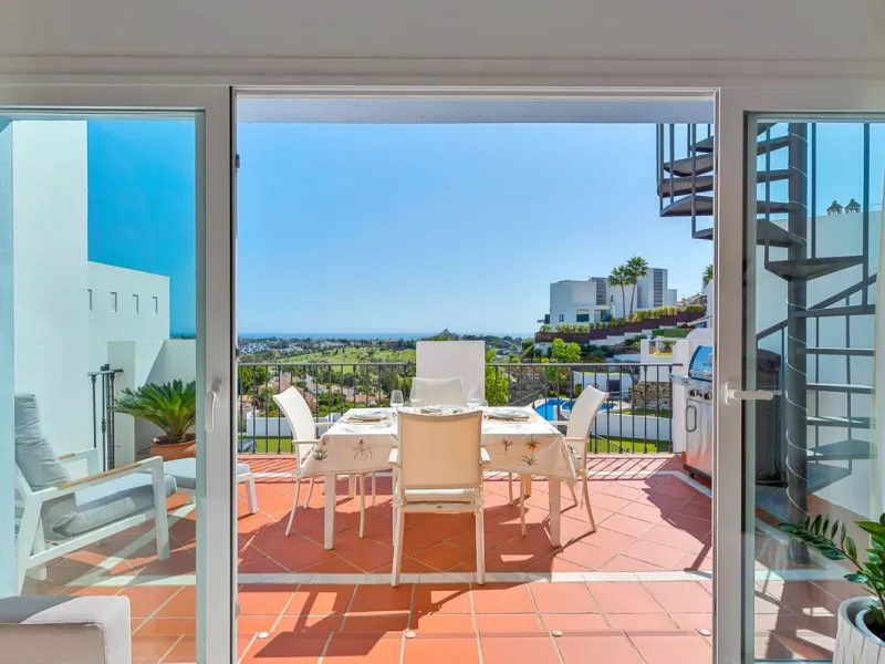 Modern Penthouse with Panoramic Sea, Golf & Mountain Views – Paraiso Pueblo, Benahavís