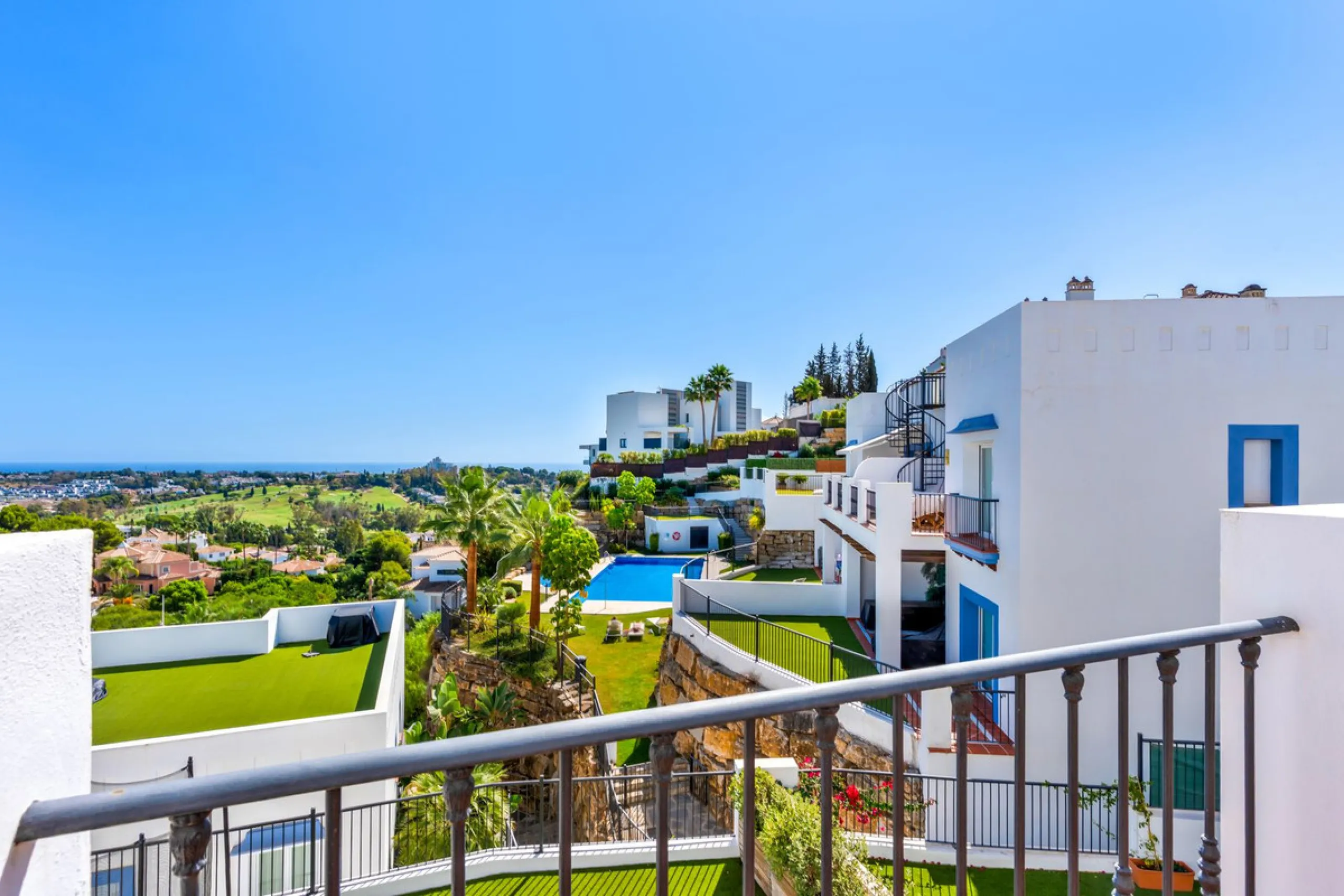 Modern Penthouse with Panoramic Sea, Golf & Mountain Views – Paraiso Pueblo, Benahavís