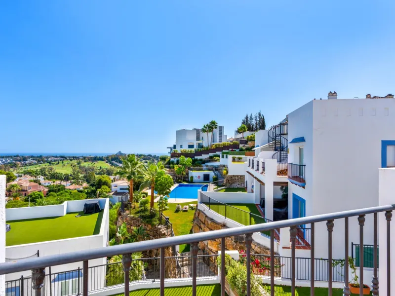 Modern Penthouse with Panoramic Sea, Golf & Mountain Views – Paraiso Pueblo, Benahavís