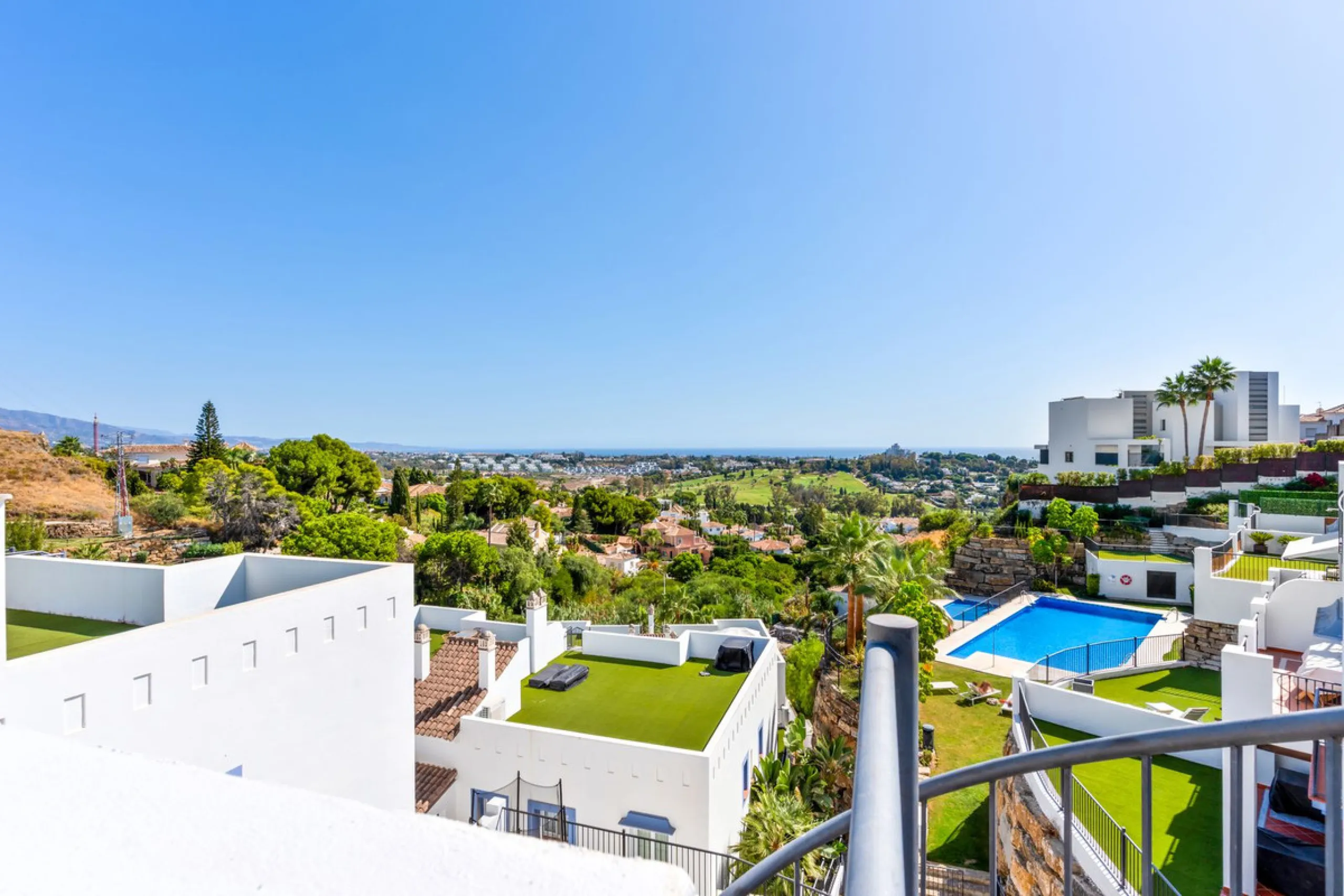 Modern Penthouse with Panoramic Sea, Golf & Mountain Views – Paraiso Pueblo, Benahavís