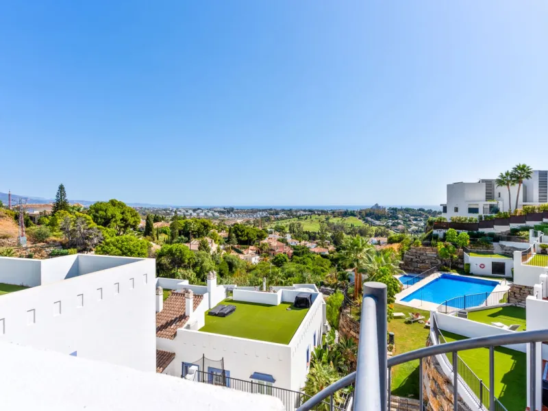 Modern Penthouse with Panoramic Sea, Golf & Mountain Views – Paraiso Pueblo, Benahavís
