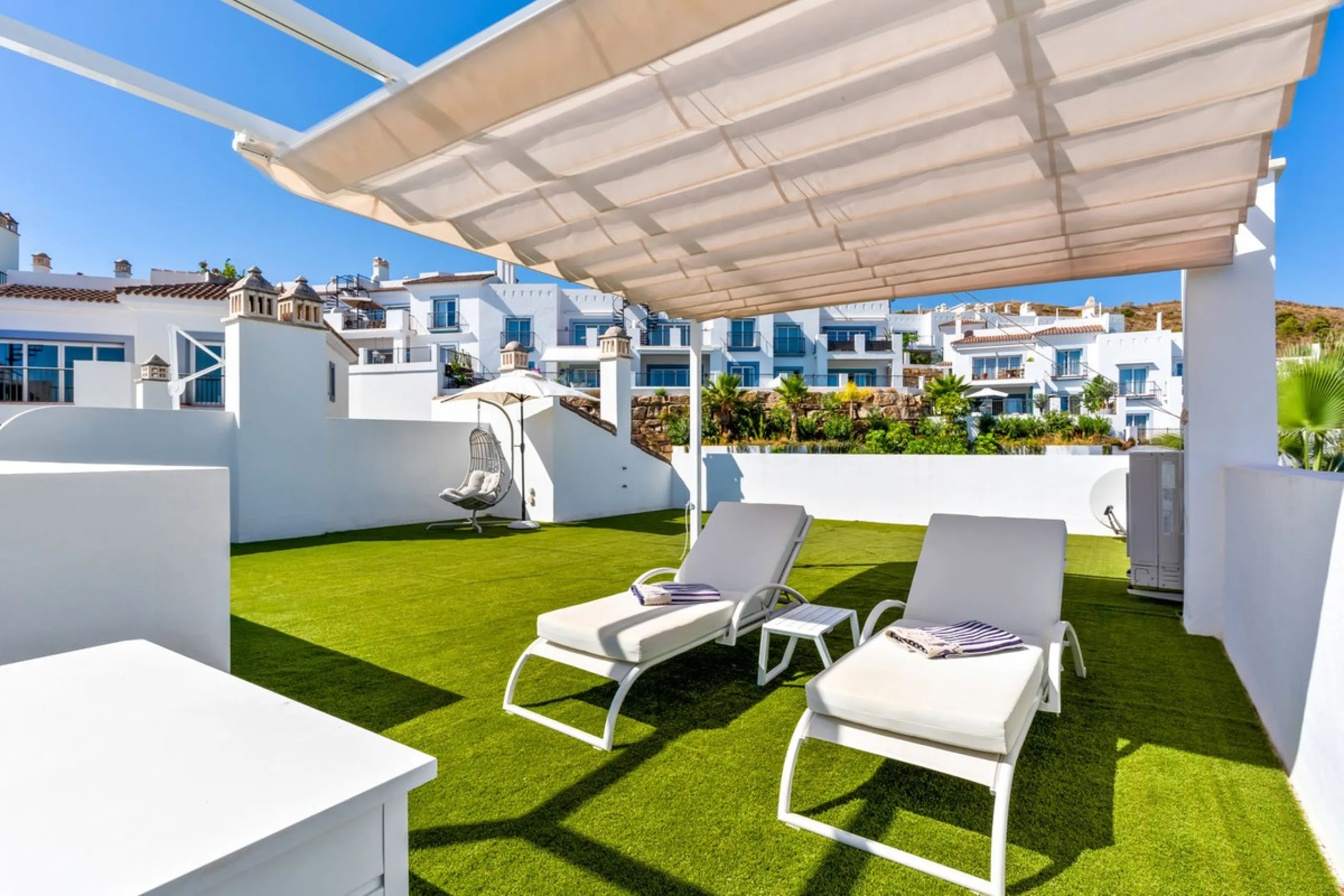 Modern Penthouse with Panoramic Sea, Golf & Mountain Views – Paraiso Pueblo, Benahavís