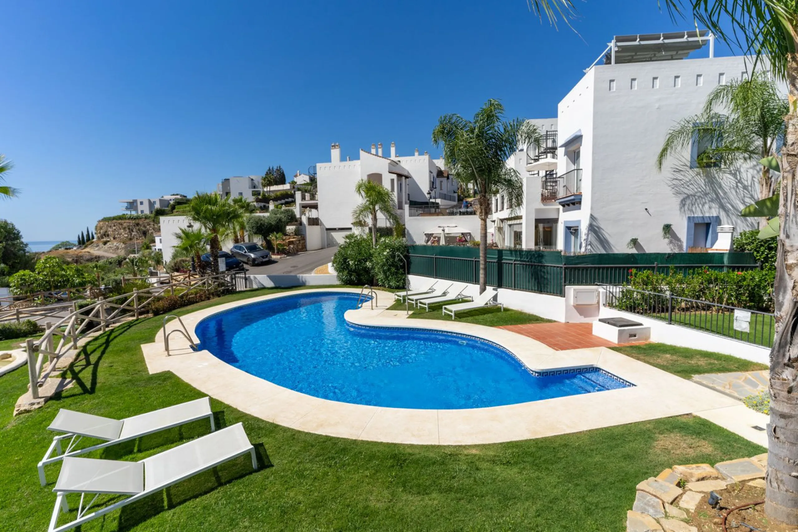 Modern Penthouse with Panoramic Sea, Golf & Mountain Views – Paraiso Pueblo, Benahavís