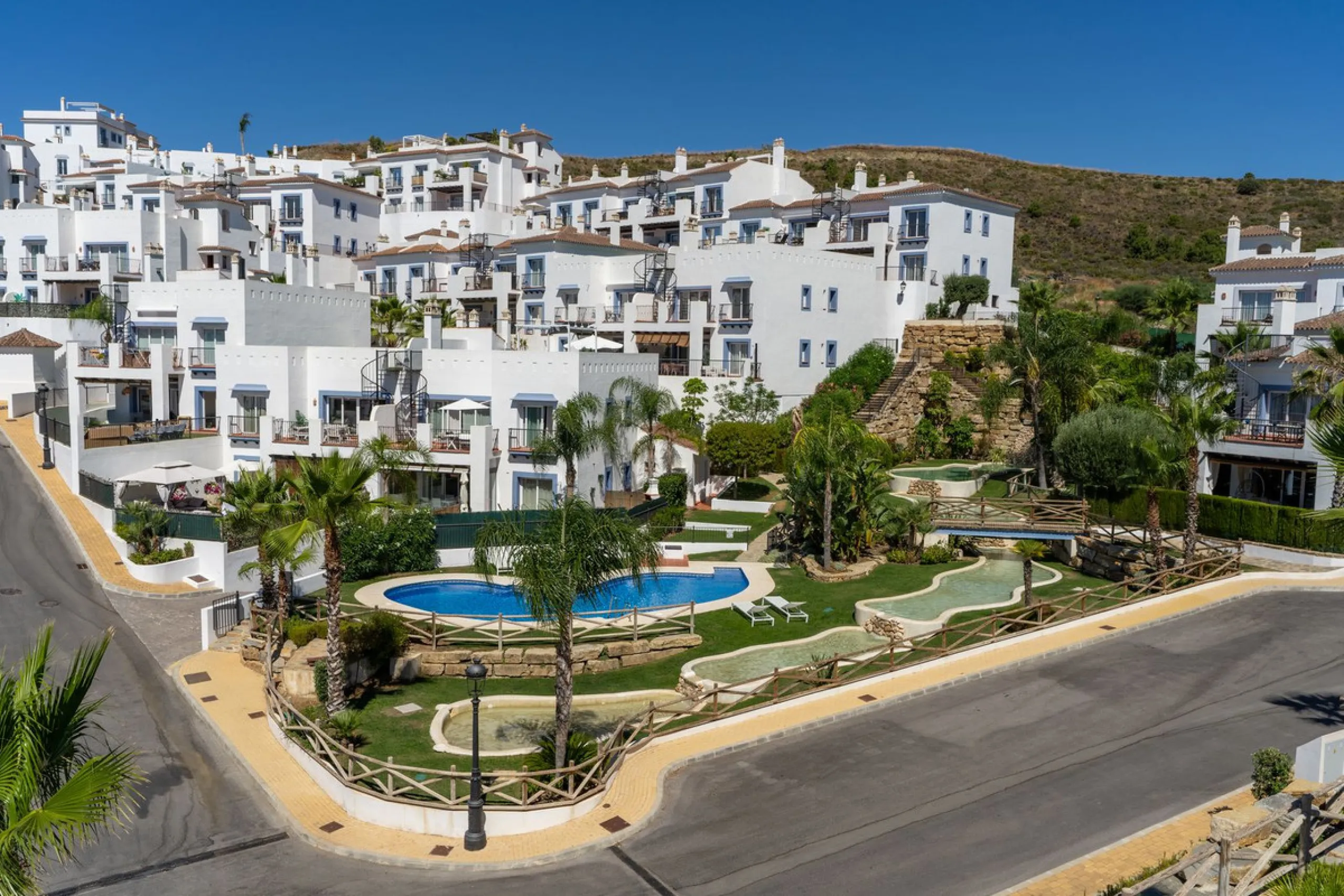 Modern Penthouse with Panoramic Sea, Golf & Mountain Views – Paraiso Pueblo, Benahavís