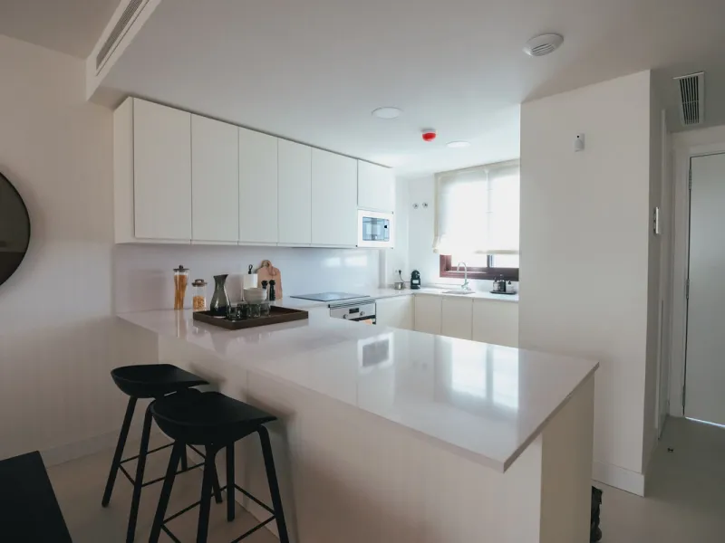 Exclusive 2-bedroom penthouse in "El Higueron" with SEA VIEWS and wonderful landscaped common areas, an outdoor pool, a children's play area, coworking spaces, a gym, and a sauna. All in a unique and exclusive location amidst the urban development of the 