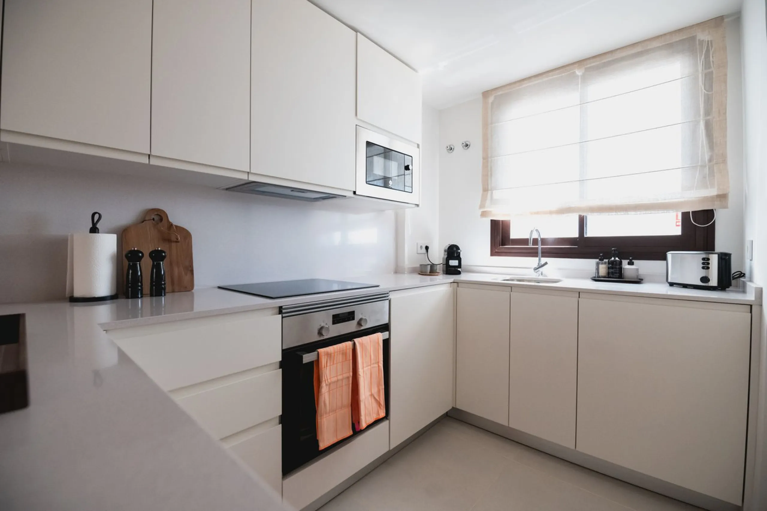 Exclusive 2-bedroom penthouse in "El Higueron" with SEA VIEWS and wonderful landscaped common areas, an outdoor pool, a children's play area, coworking spaces, a gym, and a sauna. All in a unique and exclusive location amidst the urban development of the 