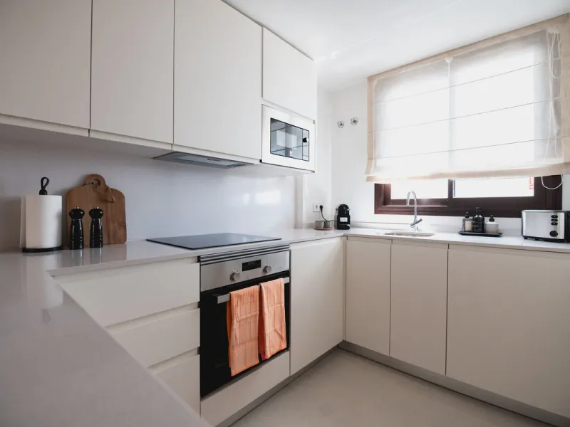 Exclusive 2-bedroom penthouse in "El Higueron" with SEA VIEWS and wonderful landscaped common areas, an outdoor pool, a children's play area, coworking spaces, a gym, and a sauna. All in a unique and exclusive location amidst the urban development of the 