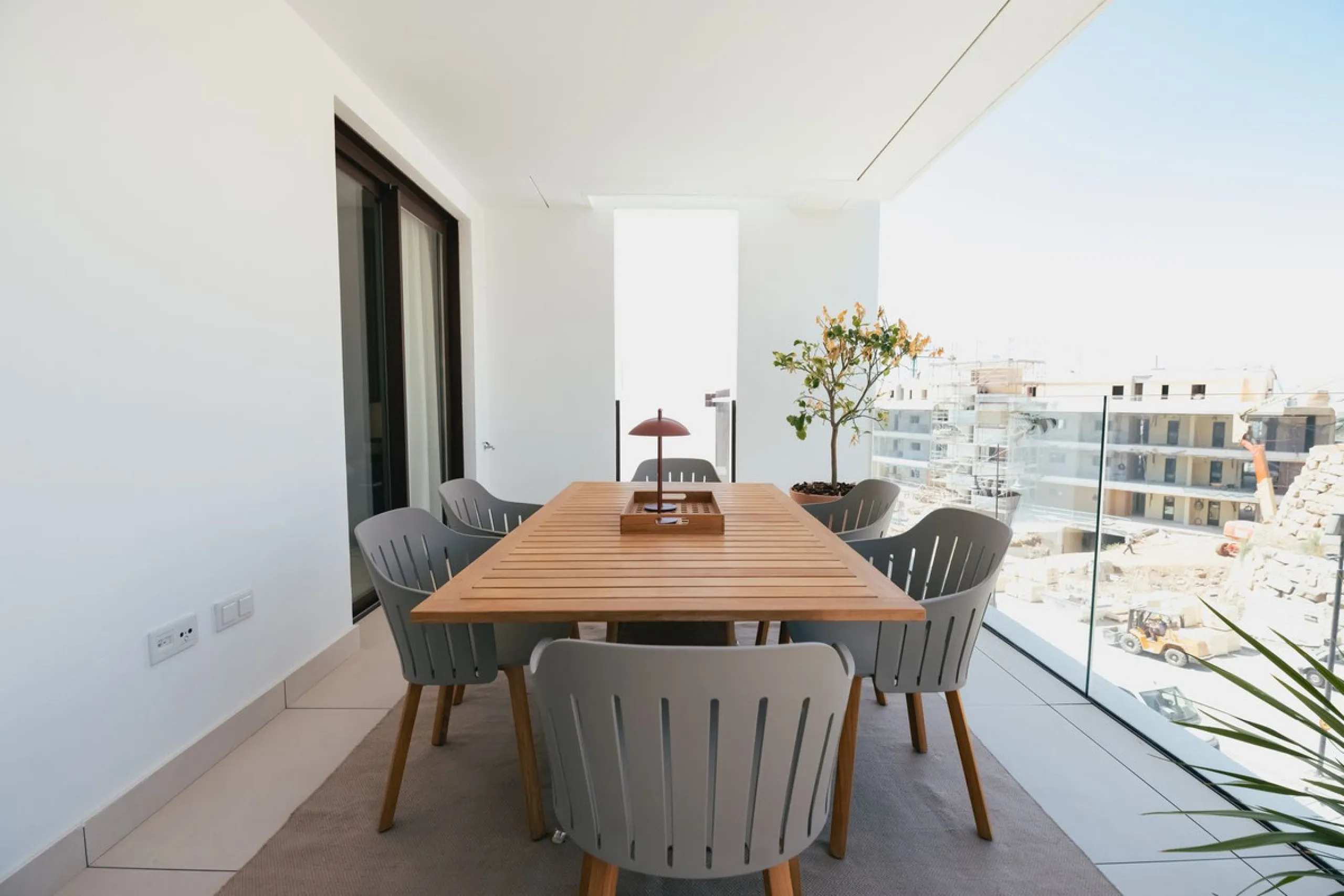 Exclusive 2-bedroom penthouse in "El Higueron" with SEA VIEWS and wonderful landscaped common areas, an outdoor pool, a children's play area, coworking spaces, a gym, and a sauna. All in a unique and exclusive location amidst the urban development of the 