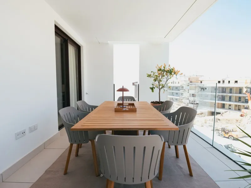 Exclusive 2-bedroom penthouse in "El Higueron" with SEA VIEWS and wonderful landscaped common areas, an outdoor pool, a children's play area, coworking spaces, a gym, and a sauna. All in a unique and exclusive location amidst the urban development of the 