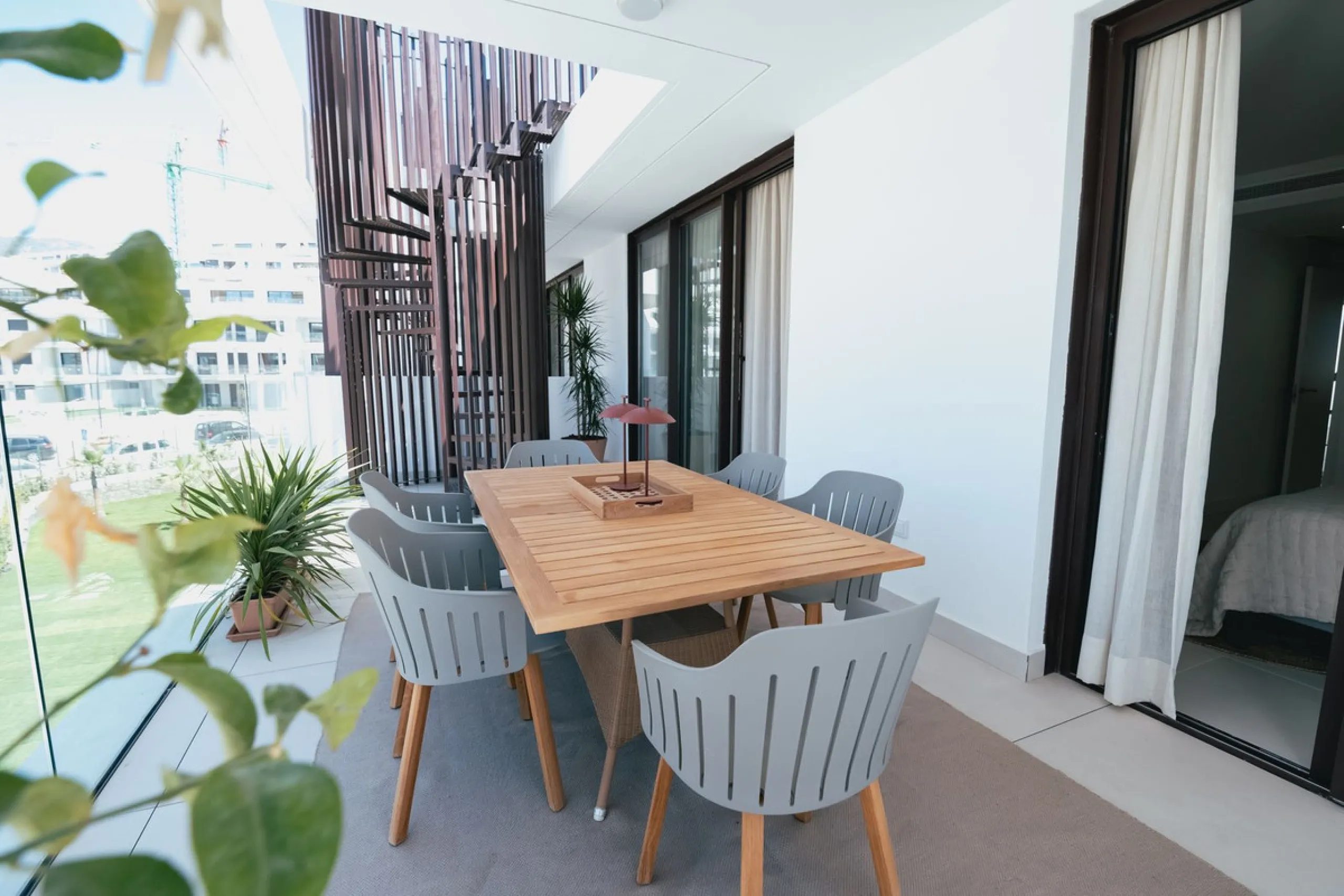 Exclusive 2-bedroom penthouse in "El Higueron" with SEA VIEWS and wonderful landscaped common areas, an outdoor pool, a children's play area, coworking spaces, a gym, and a sauna. All in a unique and exclusive location amidst the urban development of the 