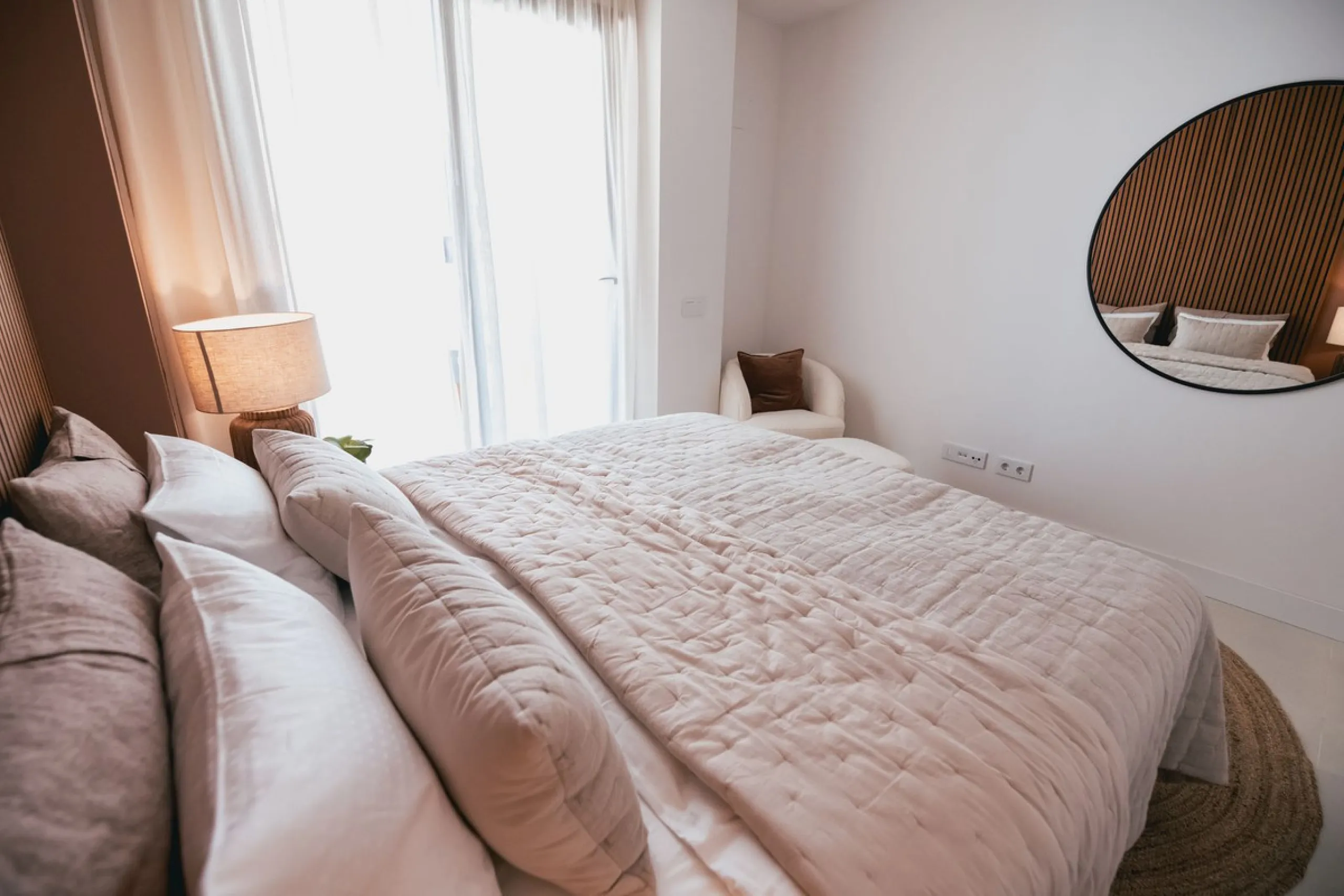 Exclusive 2-bedroom penthouse in "El Higueron" with SEA VIEWS and wonderful landscaped common areas, an outdoor pool, a children's play area, coworking spaces, a gym, and a sauna. All in a unique and exclusive location amidst the urban development of the 