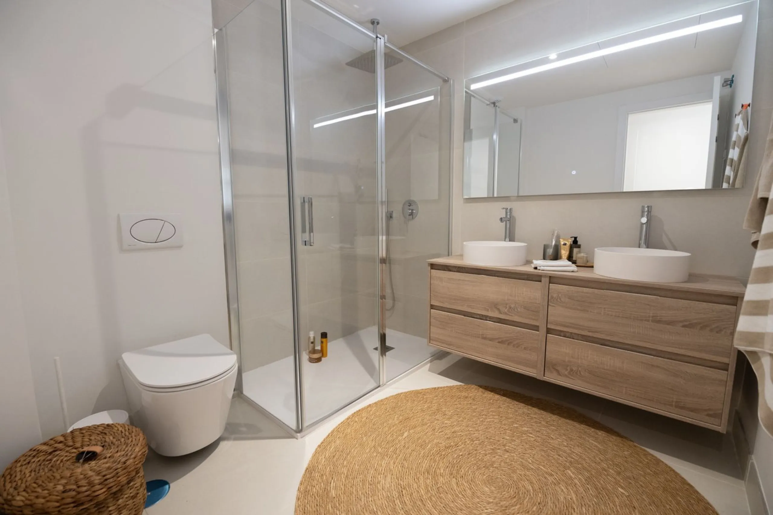 Exclusive 2-bedroom penthouse in "El Higueron" with SEA VIEWS and wonderful landscaped common areas, an outdoor pool, a children's play area, coworking spaces, a gym, and a sauna. All in a unique and exclusive location amidst the urban development of the 