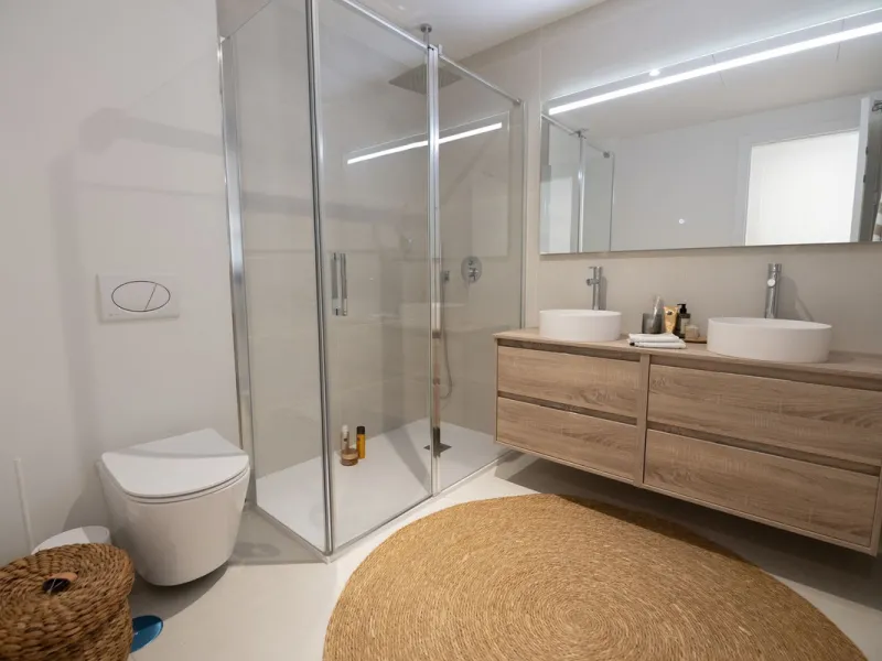 Exclusive 2-bedroom penthouse in "El Higueron" with SEA VIEWS and wonderful landscaped common areas, an outdoor pool, a children's play area, coworking spaces, a gym, and a sauna. All in a unique and exclusive location amidst the urban development of the 