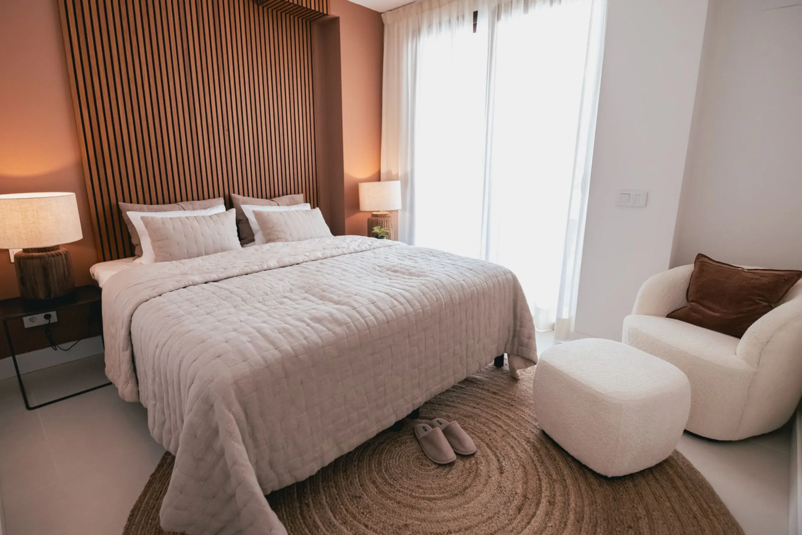 Exclusive 2-bedroom penthouse in "El Higueron" with SEA VIEWS and wonderful landscaped common areas, an outdoor pool, a children's play area, coworking spaces, a gym, and a sauna. All in a unique and exclusive location amidst the urban development of the 