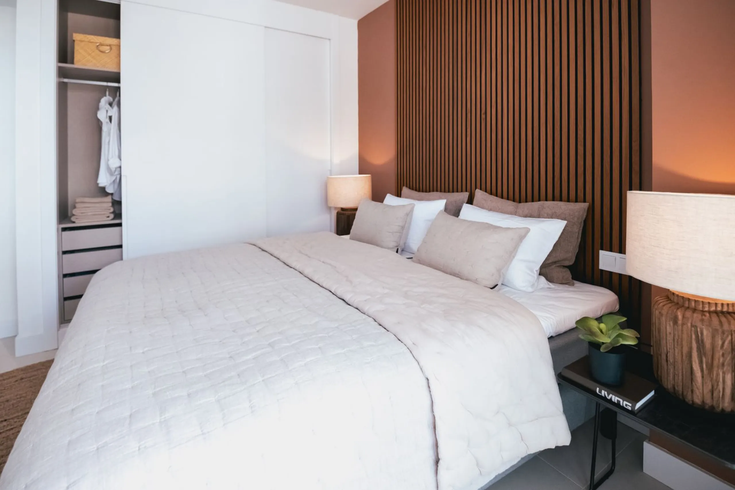 Exclusive 2-bedroom penthouse in "El Higueron" with SEA VIEWS and wonderful landscaped common areas, an outdoor pool, a children's play area, coworking spaces, a gym, and a sauna. All in a unique and exclusive location amidst the urban development of the 
