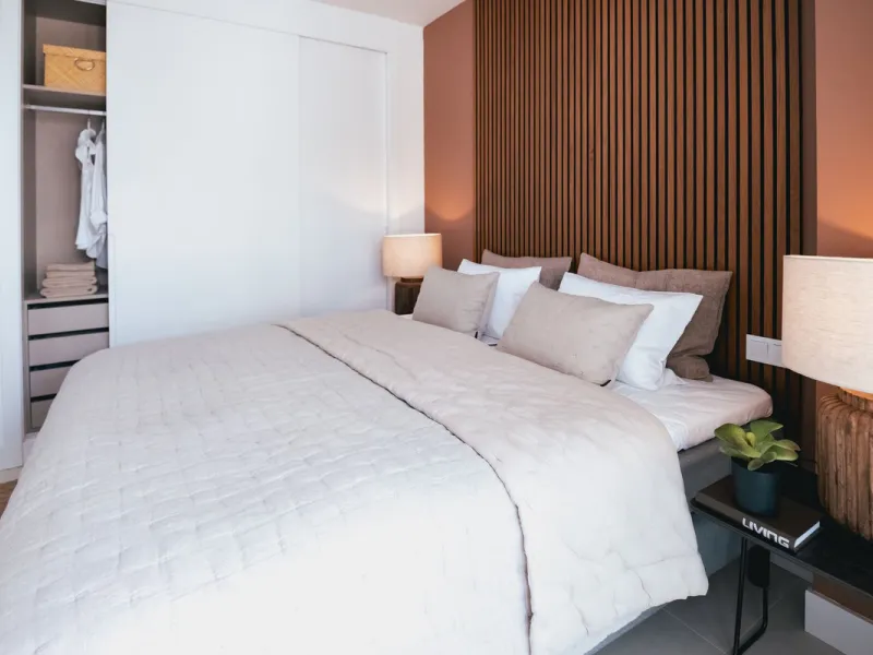 Exclusive 2-bedroom penthouse in "El Higueron" with SEA VIEWS and wonderful landscaped common areas, an outdoor pool, a children's play area, coworking spaces, a gym, and a sauna. All in a unique and exclusive location amidst the urban development of the 