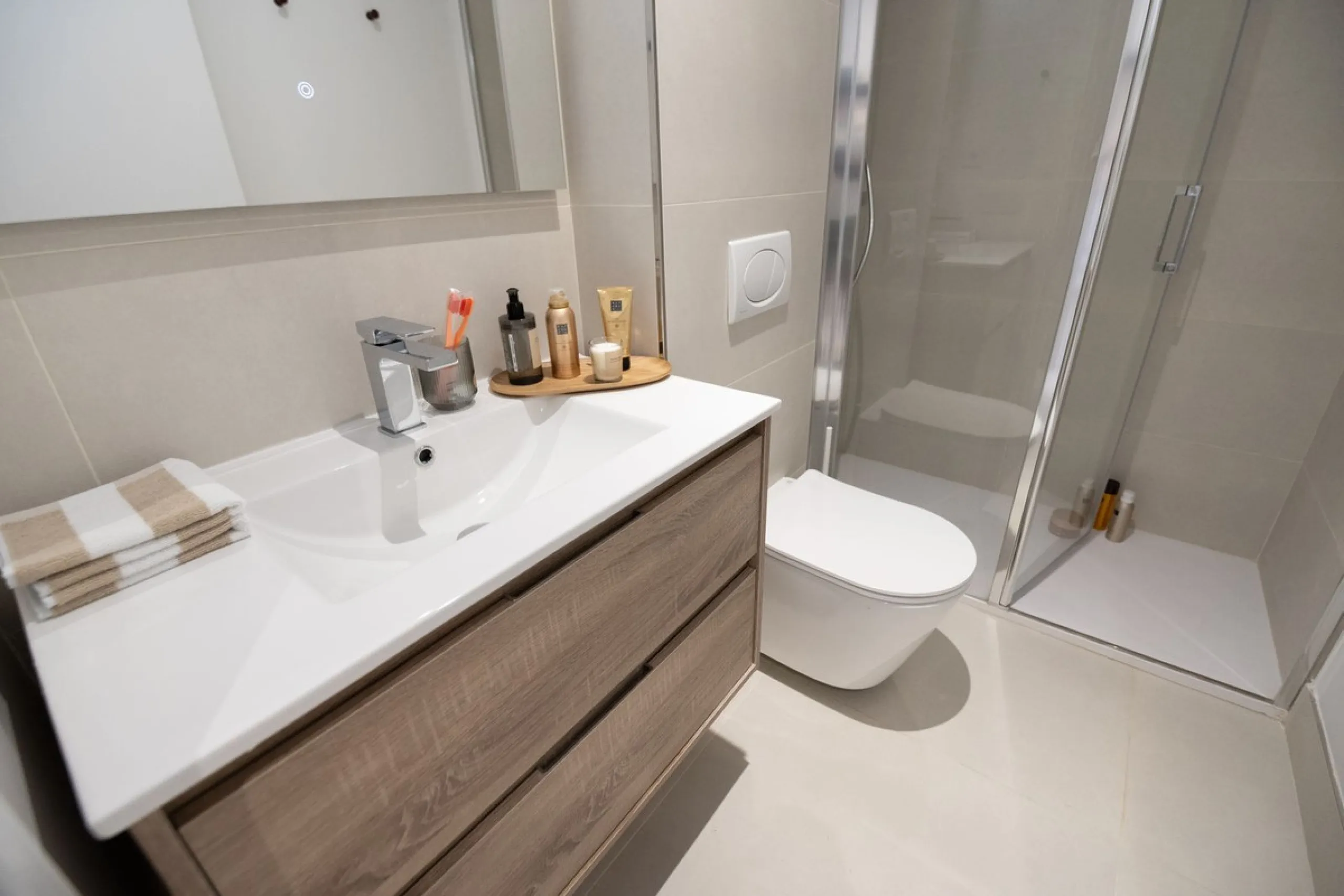 Exclusive 2-bedroom penthouse in "El Higueron" with SEA VIEWS and wonderful landscaped common areas, an outdoor pool, a children's play area, coworking spaces, a gym, and a sauna. All in a unique and exclusive location amidst the urban development of the 