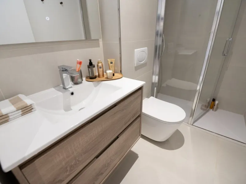 Exclusive 2-bedroom penthouse in "El Higueron" with SEA VIEWS and wonderful landscaped common areas, an outdoor pool, a children's play area, coworking spaces, a gym, and a sauna. All in a unique and exclusive location amidst the urban development of the 
