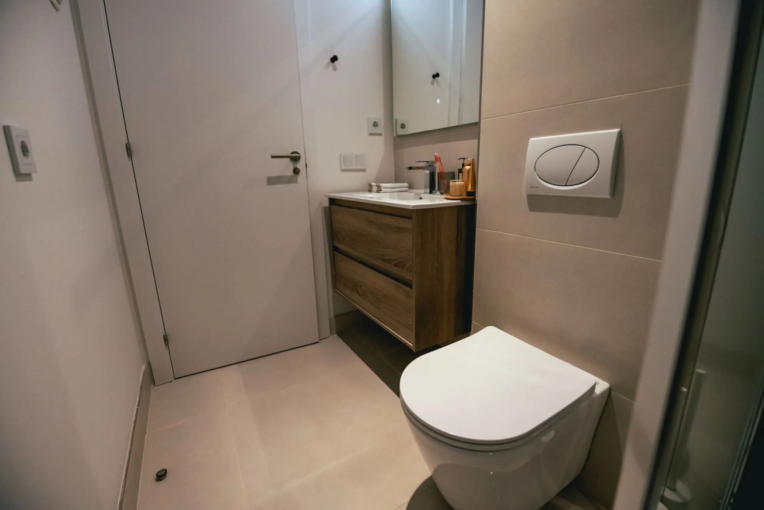 Exclusive 2-bedroom penthouse in "El Higueron" with SEA VIEWS and wonderful landscaped common areas, an outdoor pool, a children's play area, coworking spaces, a gym, and a sauna. All in a unique and exclusive location amidst the urban development of the 